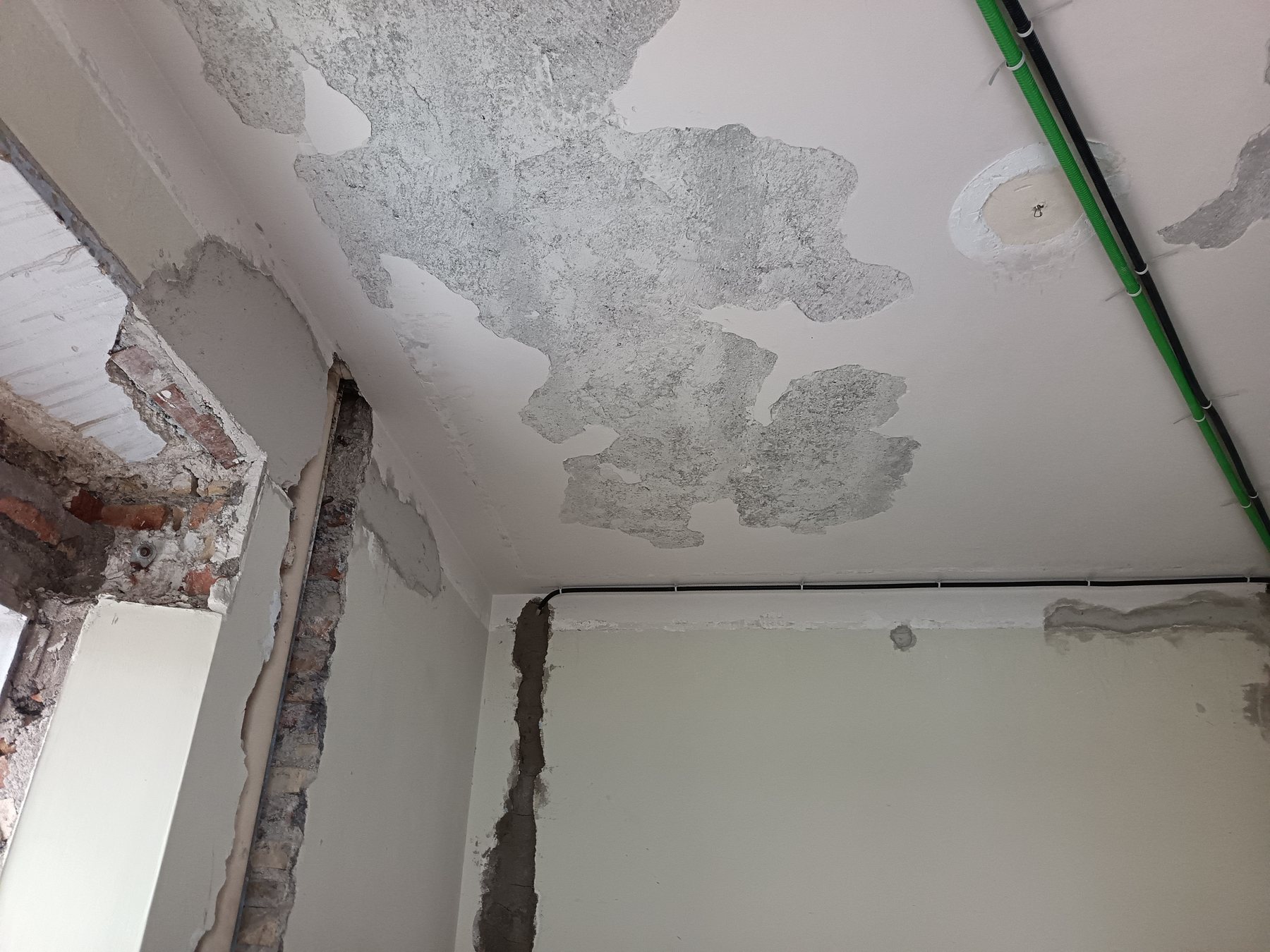 Tracce e passaggi impiantistici a soffitto