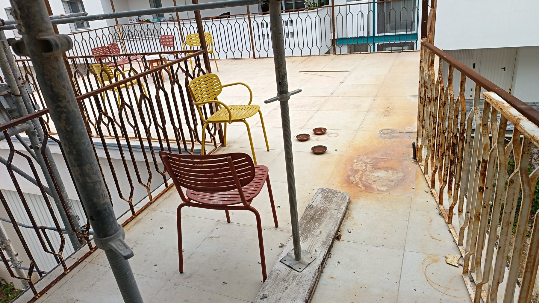 La terrazza, con il ponteggio ancora in opera