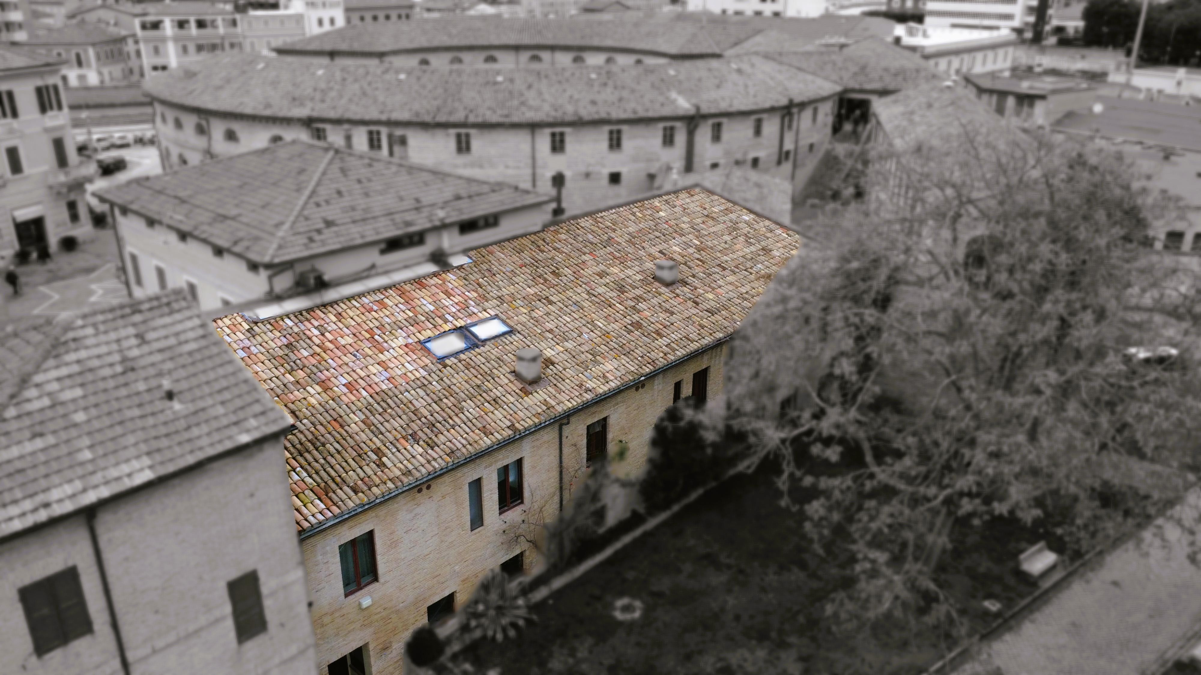 Vista dall'alto di un cantiere nel centro storico di Senigallia